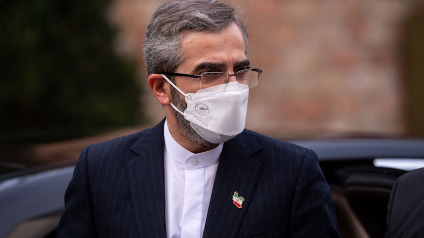 كبير المفاوضين النوويين الإيرانيين علي باقري كني يصل إلى موقع المحادثات النووية في فيينا في 29 نوفمبر/تشرين الثاني 2021 (الصورة عبر غيتي إيماجز)