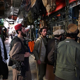 مقاتلو طالبان يتسوقون في سوق بوش في كابول في 9 سبتمبر/أيلول 2021 (الصورة عبر غيتي إيماجز)
