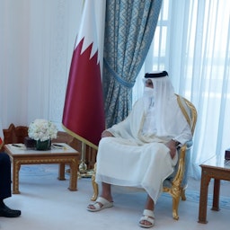 الرئيس اللبناني ميشال عون (اليسار) يلتقي أمير قطر الشيخ تميم بن حمد آل ثاني (يمين) في الدوحة. 29 نوفمبر/تشرين الثاني 2021. (الصورة عبر غيتي إيماجز)
