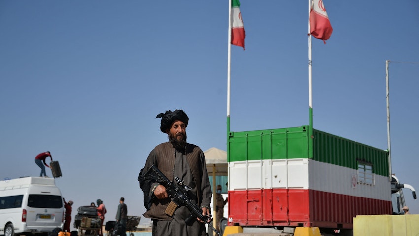 مقاتل من طالبان يقف حارسًا عند معبر إسلام قلعة بين إيران وأفغانستان في 19 أكتوبر/تشرين الأول 2021 (الصورة عبر غيتي إيماجز)