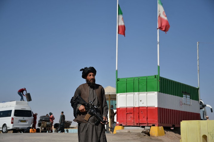 مقاتل من طالبان يقف حارسًا عند معبر إسلام قلعة بين إيران وأفغانستان في 19 أكتوبر/تشرين الأول 2021 (الصورة عبر غيتي إيماجز)