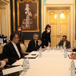 علی باقری کنی، مذاکره کننده‌ی ارشد ایران و انریکه مورا، هماهنگ کننده‌ی مذاکرات هسته‌ای اتحادیه‌ی اروپا در جلسه‌ای در وین؛ ۹ آذر ۱۴۰۰. (عکس از خبرگزاری تسنیم)