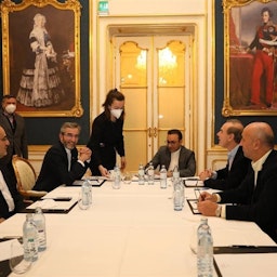 كبير المفاوضين الإيرانيين علي باقري كني والمنسق النووي للاتحاد الأوروبي إنريكي مورا في اجتماع في فيينا. 30 نوفمبر/تشرين الثاني 2021. (الصورة عبر وكالة تسنيم للأنباء)