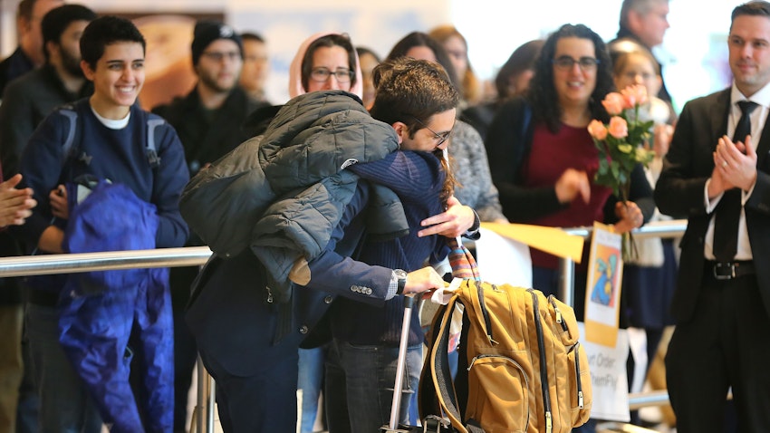 استقبال از یک دانشجوی نخبه‌ی ایرانی در فرودگاه بین‌المللی بوستون؛ ۱۵ بهمن ۱۳۹۵. (عکس از گتی ایمیجز)