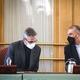 حسین امیرعبداللهیان، وزیر امور خارجه‌ی ایران (راست) در حال صحبت با معاون خود، علی باقری کنی در تهران؛ ۲۸ شهریور ۱۴۰۰. (عکس از سایت انتخاب)