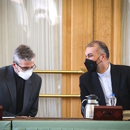 وزير الخارجية الإيراني حسين أمير عبد اللهيان (اليمين) يتحدث مع نائبه علي باقري كني في طهران. 19 سبتمبر/أيلول 2021. (الصورة عبر موقع Entekhab.ir)