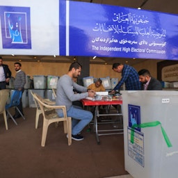 موظفو المفوضية العليا المستقلة للانتخابات في العراق يجرون إعادة فرز يدوية جزئية للأصوات في انتخابات 10 أكتوبر/تشرين الأول البرلمانية في بغداد، العراق. 23 نوفمبر/تشرين الثاني 2021 (الصورة عبر غيتي إيماجز)