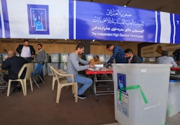 کارمندان کمیسیون عالی مستقل انتخابات عراق، در حال بازشماری دستی آرای انتخابات پارلمانی روز ۱۸ مهر/ ۱۰ اکتبر؛ بغداد، عراق، ۲ آذر ۱۴۰۰/ ۲۳ نوامبر ۲۰۲۱. (عکس از گتی ایمیجز)