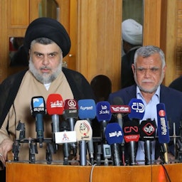 زعيم التيار الصدري مقتدى الصدر (يسار) ورئيس تحالف الفتح هادي العامري (يمين) في النجف، العراق. 12 يونيو/حزيران 2018 (الصورة عبر غيتي إيماجز)