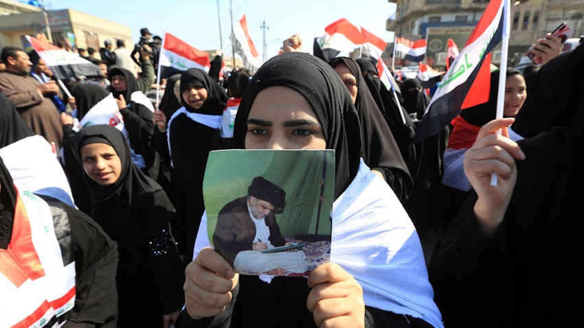 مناصرات لرجل الدين الشيعي مقتدى الصدر يشاركن في مظاهرة في الكوفة، العراق. 14 فبراير/شباط 2020 (الصورة عبر غيتي إيماجز)