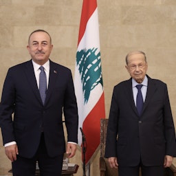 الرئيس اللبناني ميشال عون (يمين) ووزير الخارجية التركي مولود جاويش أوغلو (يسار) في صورة في بيروت، لبنان. 16 نوفمبر/تشرين الثاني 2021 (الصورة عبر غيتي إيماجز)