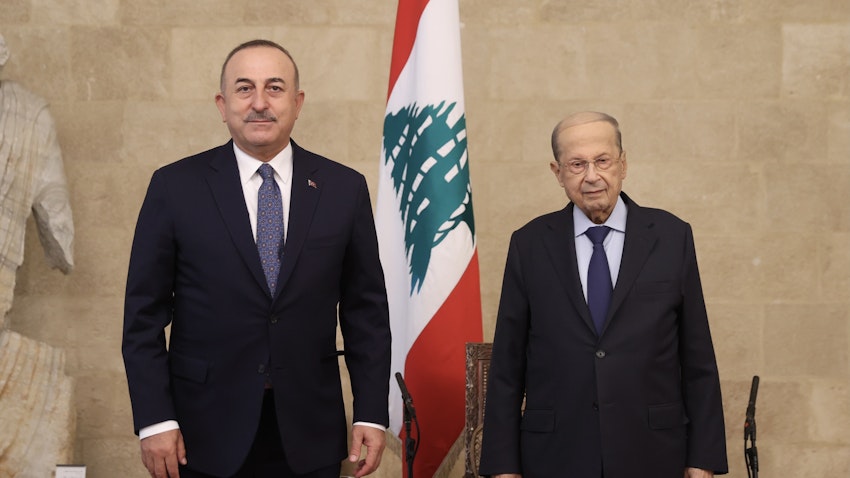 الرئيس اللبناني ميشال عون (يمين) ووزير الخارجية التركي مولود جاويش أوغلو (يسار) في صورة في بيروت، لبنان. 16 نوفمبر/تشرين الثاني 2021 (الصورة عبر غيتي إيماجز)