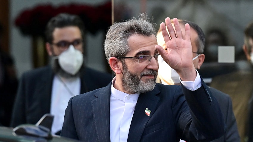 المفاوض النووي الإيراني البارز علي باقري كني يغادر مكان المحادثات النووية في فيينا. 3 ديسمبر/كانون الأول 2021. (الصورة عبر غيتي إيماجز)