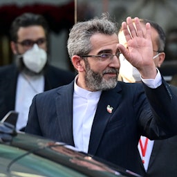 علی باقری‌کنی، مذاکره‌کننده‌ی ارشد هسته‌ای ایران در حال خروج از محل مذاکرات هسته‌ای در وین؛ ۱۲ آذر ۱۴۰۰. (عکس از گتی ایمیجز)