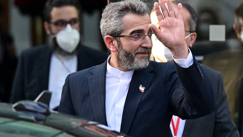 علی باقری‌کنی، مذاکره‌کننده‌ی ارشد هسته‌ای ایران در حال خروج از محل مذاکرات هسته‌ای در وین؛ ۱۲ آذر ۱۴۰۰. (عکس از گتی ایمیجز)