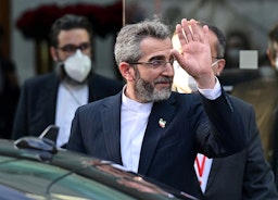 علی باقری‌کنی، مذاکره‌کننده‌ی ارشد هسته‌ای ایران در حال خروج از محل مذاکرات هسته‌ای در وین؛ ۱۲ آذر ۱۴۰۰. (عکس از گتی ایمیجز)