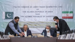 وزير الصناعة والتعدين والتجارة الإيراني رضا فاطمي أمين ومستشار التجارة والاستثمار لرئيس الوزراء الباكستاني يحضران مؤتمر اللجنة الاقتصادية الإيرانية الباكستانية المشتركة في طهران. 7 نوفمبر/تشرين الثاني 2021 (تصوير علي حدادي أصل عبر وكالة مهر للأنباء)