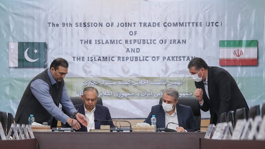 وزير الصناعة والتعدين والتجارة الإيراني رضا فاطمي أمين ومستشار التجارة والاستثمار لرئيس الوزراء الباكستاني يحضران مؤتمر اللجنة الاقتصادية الإيرانية الباكستانية المشتركة في طهران. 7 نوفمبر/تشرين الثاني 2021 (تصوير علي حدادي أصل عبر وكالة مهر للأنباء)