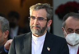 علی باقری کنی، مذاکره‌کننده‌ی ارشد هسته‌ای ایران، در حال خروج از محل مذاکرات هسته‌ای در وین؛ ۱۲ آذر ۱۴۰۰. (عکس از گتی ایمیجز)
