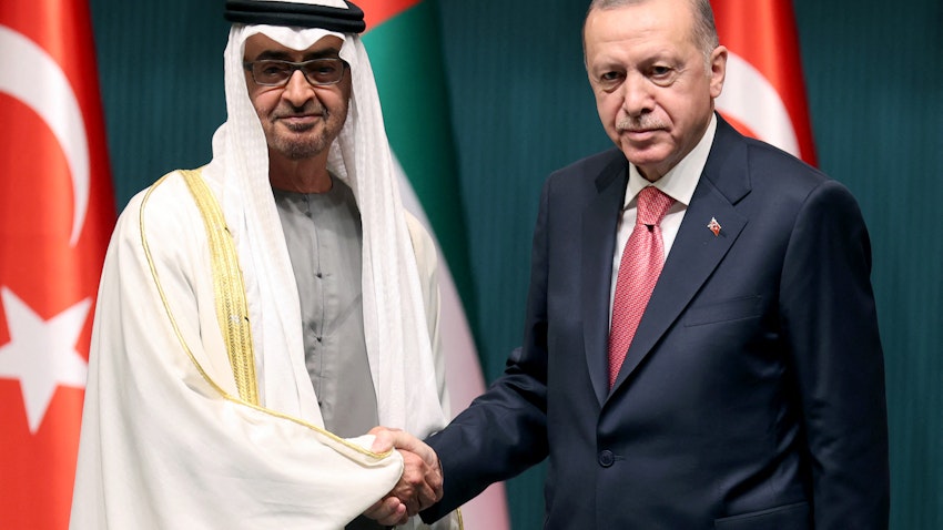 رجب طیب اردوغان، رئیس‌جمهور ترکیه (راست) در حال دست دادن با شیخ محمد بن زاید آل نهیان، ولیعهد عربستان؛ آنکارا، ۳ آذر ۱۴۰۰/ ۲۴ نوامبر ۲۰۲۱. (عکس از گتی ایمیجز)