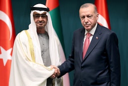 الرئيس التركي رجب طيب أردوغان (يمين) يصافح ولي عهد أبوظبي الشيخ محمد بن زايد آل نهيان في أنقرة. 24 نوفمبر/تشرين الثاني 2021 (الصورة عبر غيتي إيماجز)