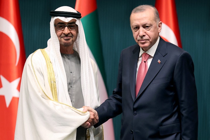الرئيس التركي رجب طيب أردوغان (يمين) يصافح ولي عهد أبوظبي الشيخ محمد بن زايد آل نهيان في أنقرة. 24 نوفمبر/تشرين الثاني 2021 (الصورة عبر غيتي إيماجز)
