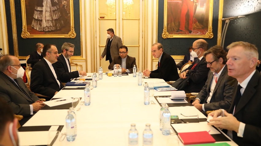 الوفد الإيراني برئاسة كبير المفاوضين النوويين الإيرانيين علي باقري كني يلتقي بمسؤولين أوروبيين ومسؤولين من مجموعة الدول الثلاث في فيينا. 2 ديسمبر/كانون الأول 2021. (الصورة عبر تويترPMIRAN_Vienna@)