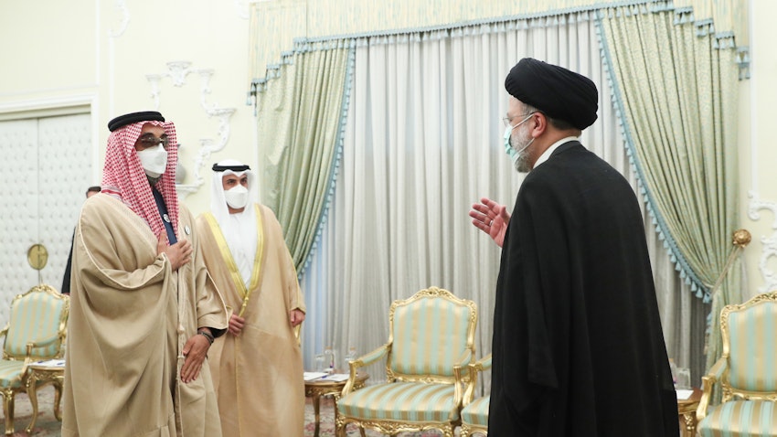 الرئيس الإيراني إبراهيم رئيسي يلتقي مستشار الأمن القومي الإماراتي الشيخ طحنون بن زايد آل نهيان في طهران. 6 ديسمبر/كانون الأول 2021 (الصورة عبر موقع الرئاسة الإيرانية)