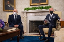 الرئيس الأميركي جو بايدن يلتقي برئيس الوزراء الإسرائيلي نفتالي بينيت في واشنطن، الولايات المتحدة. 27 أغسطس/آب 2021. (الصورة عبر غيتي إيماجز)