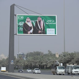 بیلبوردی در ریاض که برنامه‌ی چشم‌انداز ۲۰۳۰ عربستان سعودی را تبلیغ می‌کند؛ ۳۰ خرداد ۱۳۹۷/ ۲۰ ژوئن ۲۰۱۸. (عکس از گتی ایمیجز)