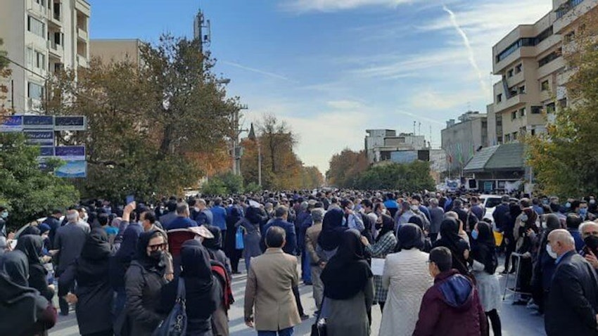 المعلّمون يتجمّعون للاحتجاج من أجل الحصول على أجور عادلة في بوشهر، إيران. 13 ديسمبر/كانون الأول 2021. (الصورة عبر همشهري أونلاين)