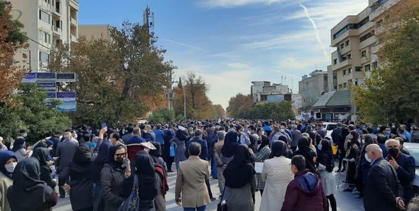المعلّمون يتجمّعون للاحتجاج من أجل الحصول على أجور عادلة في بوشهر، إيران. 13 ديسمبر/كانون الأول 2021. (الصورة عبر همشهري أونلاين)