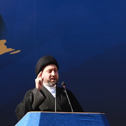 رجل الدين والسياسي الشيعي عمار الحكيم يتحدث في تجمع لمؤيديه في بغداد، العراق. 12 فبراير/شباط 2021 (الصورة عبر غيتي إيماجز)
