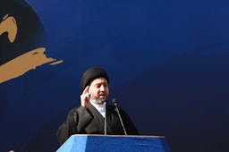 رجل الدين والسياسي الشيعي عمار الحكيم يتحدث في تجمع لمؤيديه في بغداد، العراق. 12 فبراير/شباط 2021 (الصورة عبر غيتي إيماجز)