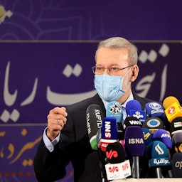 رئيس البرلمان الإيراني السابق علي لاريجاني يلقي خطابًا بعد تسجيل ترشيحه للانتخابات الرئاسية الإيرانية في طهران. 15 مايو/أيار 2021 (الصورة عبر غيتي إيماجز)