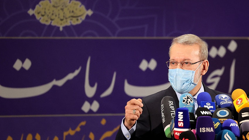 علی لاریجانی، رئیس سابق مجلس ایران، در حال سخنرانی پس از ثبت نام برای نامزدی انتخابات ریاست‌جمهوری ایران؛ تهران، ۲۵ اردیبهشت ۱۴۰۰. (عکس از گتی ایمجیز)