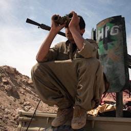 پاسبانی واحدهای مقاومت سنجار در خط مقدم جنگ با گروه داعش در ناحیه‌ی سنجار؛ عراق، ۱۶ فروردین ۱۳۹۵/ ۴ آوریل ۲۰۱۶. (عکس از گتی ایمیجز)