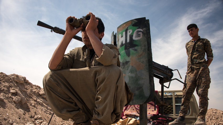 پاسبانی واحدهای مقاومت سنجار در خط مقدم جنگ با گروه داعش در ناحیه‌ی سنجار؛ عراق، ۱۶ فروردین ۱۳۹۵/ ۴ آوریل ۲۰۱۶. (عکس از گتی ایمیجز)