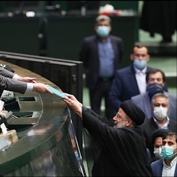 ابراهیم رئیسی، رئیس‌جمهور ایران، در حال تقدیم لایحه‌ی بودجه به مجلس؛ تهران، ۲۱ آذر ۱۴۰۰. (عکس از وب‌سایت ریاست‌جمهوری ایران)