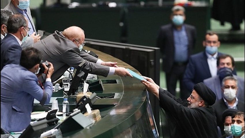 الرئيس الإيراني إبراهيم رئيسي يقدّم مشروع قانون الموازنة إلى البرلمان الإيراني في طهران. 12 ديسمبر/كانون الأول 2021 (الصورة من عبر موقع الرئاسة الإيرانية)