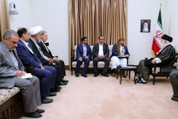 حسن إيرلو يحضر اجتماعًا ضمّ محمد عبد السلام، االناطق الرسمي باسم حركة أنصار الله اليمنية، مع المرشد الأعلى لإيران في طهران. 13 أغسطس/آب 2019 (الصورة من الموقع الرسمي للمرشد الأعلى الإيراني)