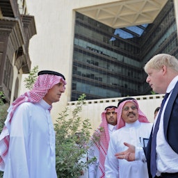 وزیر خارجه وقت عربستان سعودی، عادل الجبیر (چپ) و بوریس جانسون، همتای انگلیسی او و نخست‌وزیر کنونی این کشور؛ جده، ۵ بهمن ۱۳۹۶/ ۲۵ ژانویه ۲۰۱۸. (عکس از گتی ایمیجز)