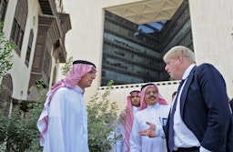 وزير الخارجية السعودي آنذاك عادل الجبير (يسار) ونظيره البريطاني، رئيس الوزراء الحالي بوريس جونسون (يمين) في جدة. 25 يناير/كانون الثاني 2018 (الصورة عبر غيتي إيماجز)