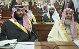 مفتي السعودية الشيخ عبد العزيز بن عبدالله بن محمد آل الشيخ (يمين) يجلس مع ولي العهد الأمير محمد بن سلمان آل سعود (يسار) خلال الدورة السابعة لمجلس الشورى بالرياض. 13 ديسمبر/كانون الأول 2017. (الصور عبر غيتي إيماجز)
