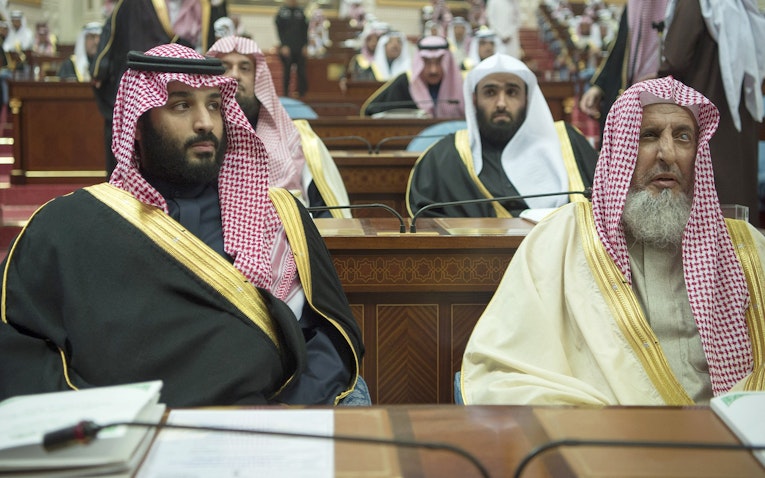 مفتي السعودية الشيخ عبد العزيز بن عبدالله بن محمد آل الشيخ (يمين) يجلس مع ولي العهد الأمير محمد بن سلمان آل سعود (يسار) خلال الدورة السابعة لمجلس الشورى بالرياض. 13 ديسمبر/كانون الأول 2017. (الصور عبر غيتي إيماجز)