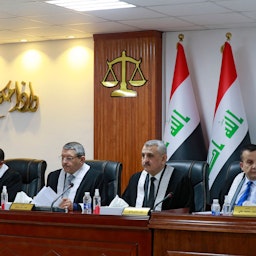 قضات عراقی در یک جلسه‌ی دادگاه در شورای عالی قضایی؛ بغداد، عراق، ۶ دی ۱۴۰۰/ ۲۷ دسامبر ۲۰۲۱. (عکس از گتی ایمیجز)