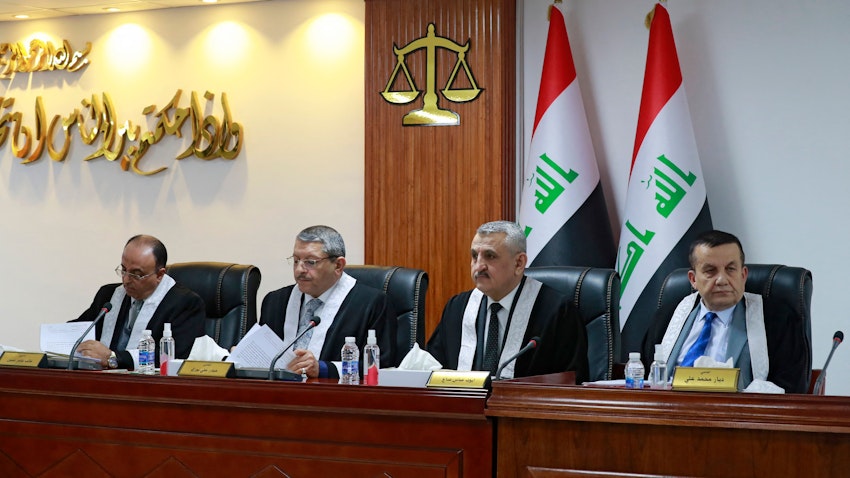 قضات عراقی در یک جلسه‌ی دادگاه در شورای عالی قضایی؛ بغداد، عراق، ۶ دی ۱۴۰۰/ ۲۷ دسامبر ۲۰۲۱. (عکس از گتی ایمیجز)