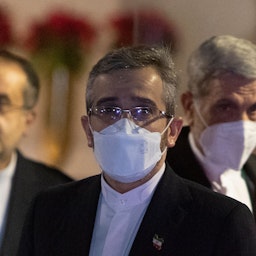 كبير المفاوضين النوويين الإيرانيين علي باقري كني مغادرًا مكان انعقاد المحادثات النووية في فيينا. 27 ديسمبر/كانون الأول 2021 (الصورة عبر غيتي إيماجز)