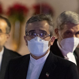 علی باقری کنی، مذاکره‌کننده‌ی ارشد هسته‌ای ایران، در حال خروج از محل برگزاری مذاکرات هسته‌ای؛ وین،  ۶ دی ۱۴۰۰. (عکس از گتی ایمیجز)