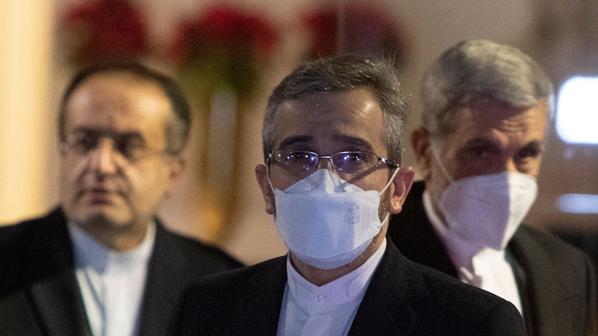 علی باقری کنی، مذاکره‌کننده‌ی ارشد هسته‌ای ایران، در حال خروج از محل برگزاری مذاکرات هسته‌ای؛ وین،  ۶ دی ۱۴۰۰. (عکس از گتی ایمیجز)